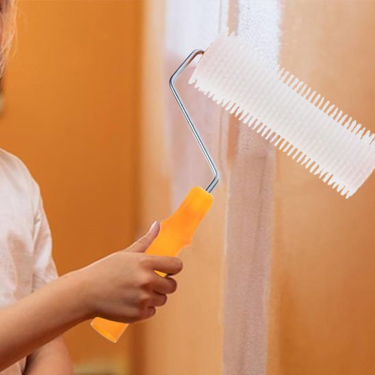 Rouleau peinture à picots blanc utilisé par une femme sur un mur intérieur