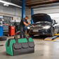 Sac à outils multifonctions dans garage professionnel avec mécanicien au travail
