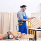  Artisan portant un sac à outils pour taille rempli d'outils dans un atelier de menuiserie