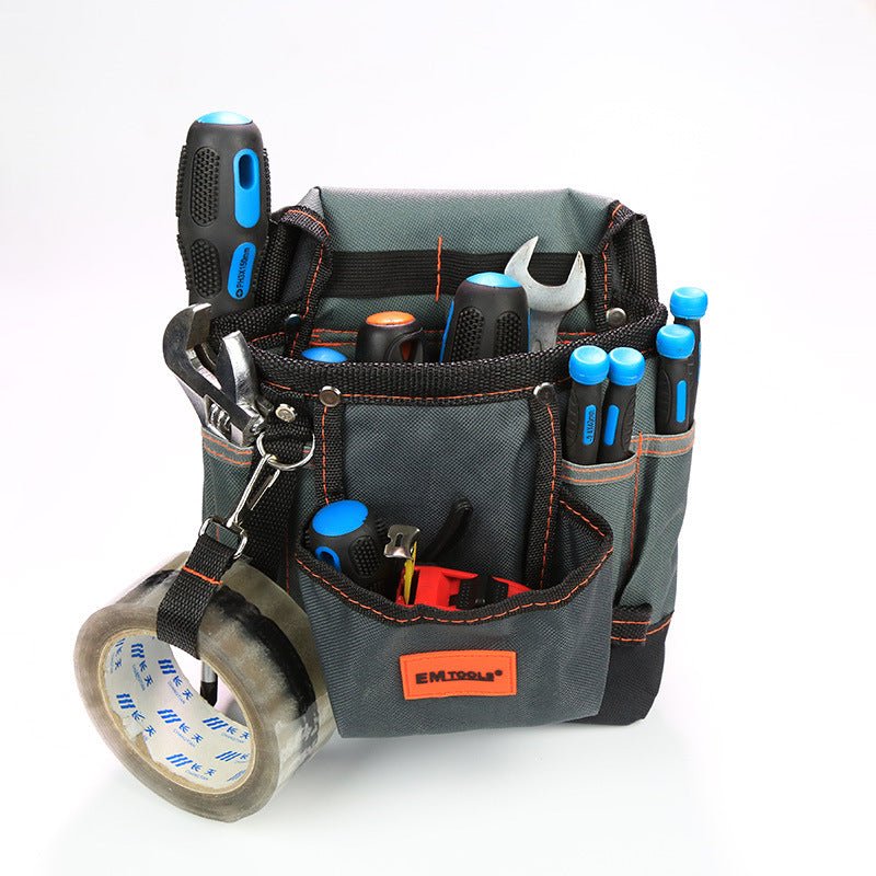 Sac à outils pour taille gris avec bandes noires, rempli d'outils et tournevis, avec ruban adhésif attaché