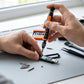 Technicien réparant une clé USB avec un tournevis de précision ergonomique
