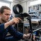 Technicien réglant la selle d'un vélo avec un tournevis hexagonal dans un atelier