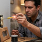 Tournevis testeur détectant la tension sur un fil électrique avec LED rouge allumée