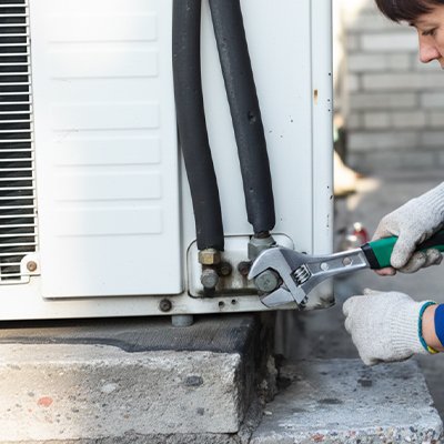 Clé à molette utilisée pour réparer une unité extérieure
