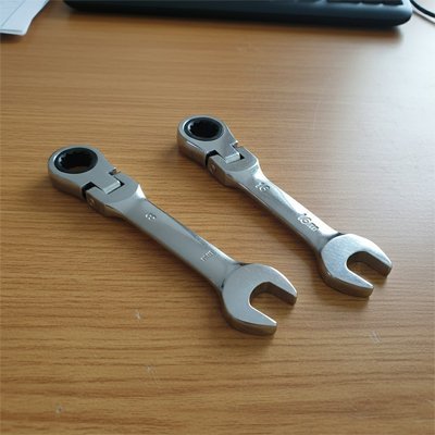 Clé plate à cliquet ergonomique avec mécanisme inversible et tête pivotante