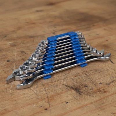 Jeu de clés plates professionnelles sur rack plastique bleu