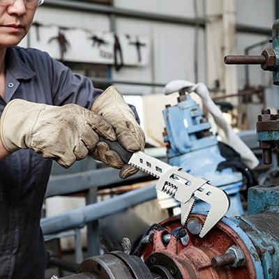 Clé à griffe multifonction - utilisation sur raccord de plomberie
