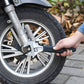 Clé à molette professionnelle réglable utilisée sur roue de moto – manche ergonomique noir