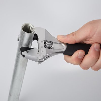 Clé à molette réglable serrant un raccord de plomberie – mâchoires chromées acier forgé