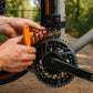 Réglage du dérailleur d'un vélo avec une clé allen ergonomique orange en extérieur