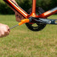 Serrage du pédalier d'un vélo avec une clé allen hexagonale à poignée en T orange
