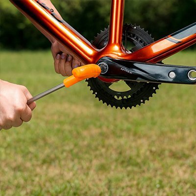 Serrage du pédalier d'un vélo avec une clé allen hexagonale à poignée en T orange