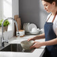 Embout robinet cuisine installé sur un évier moderne