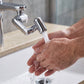 Embout robinet dirigeant l’eau sur des mains