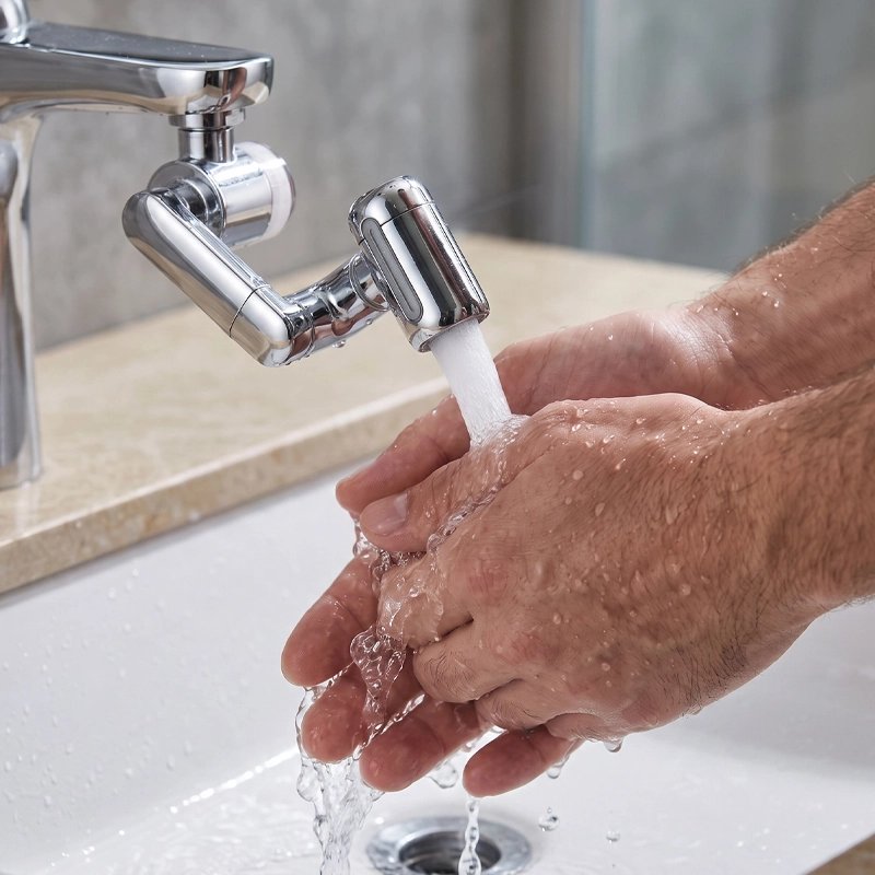 Embout robinet dirigeant l’eau sur des mains