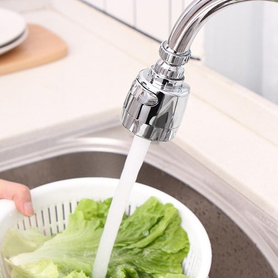 Embout robinet rinçant une salade dans une passoire