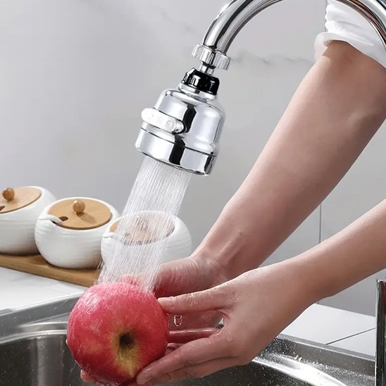 Embout robinet rinçant une pomme tenue entre deux mains