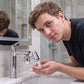 Homme se lavant les mains avec un embout robinet