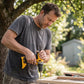Embout visseuse utilisé par un bricoleur sur du bois