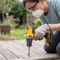 Embout visseuse utilisé sur une terrasse en bois