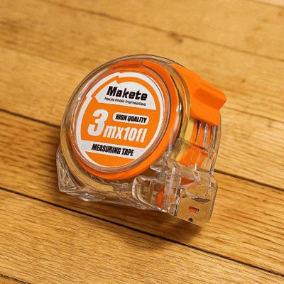 Mètre ruban Précision Pro boîtier transparent orange 3m 10ft – vue produit sur fond bois