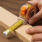 Mètre ruban Précision Pro boîtier transparent – utilisation sur une planche de bois, lame graduée visible