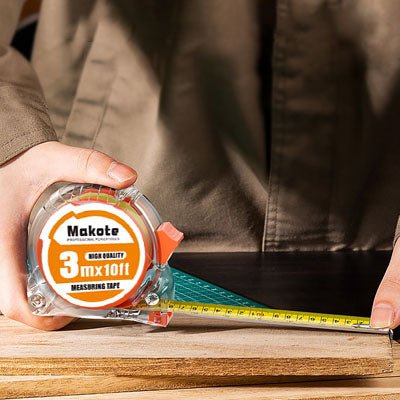 Mètre ruban Précision Pro 3mx10ft tenu en main – lame déployée sur surface en bois