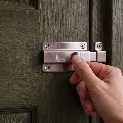 Loquet de porte sécurité renforcée utilisation main grise