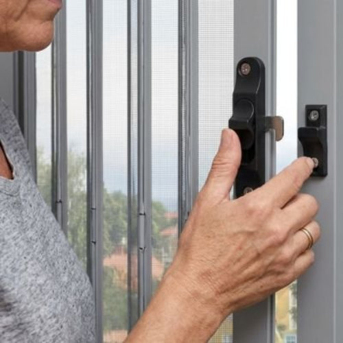 loquet pour porte moustiquaire noir facile à utiliser