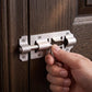 mains tenant le loquet devant une porte loquet pour porte facile à installer sécurité