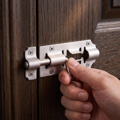 mains tenant le loquet devant une porte loquet pour porte facile à installer sécurité