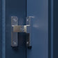 Loquet pour porte en argent sur porte en bois naturel
