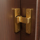 Loquet pour porte en or doré installé sur porte en bois