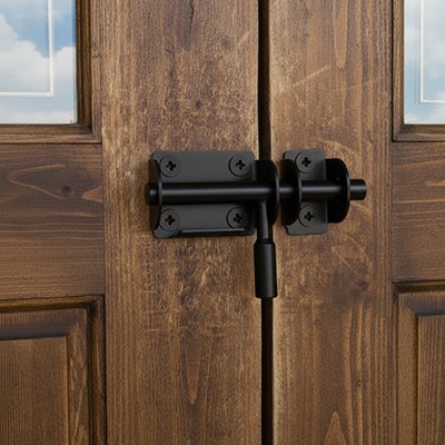 Loquet pour porte noir installé sur porte en bois rustique