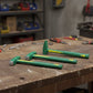 Set de marteaux d'établi ergonomiques à poignée antidérapante verte posés sur table de travail en atelier