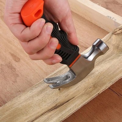 Marteau griffe arrachant clou dans planche bois