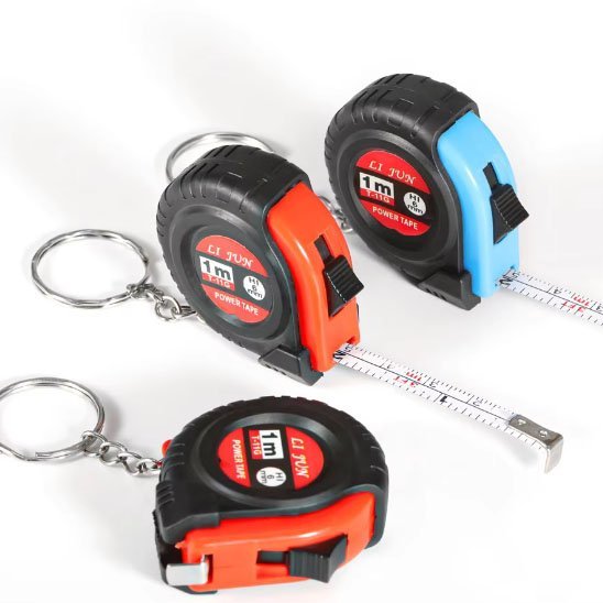 Mètre-ruban miniature porte-clés 1m – 3 coloris disponibles : rouge, bleu et orange sur fond blanc