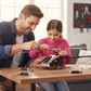 Père et fille réparant un hélicoptère RC avec tournevis hexagonaux