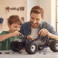 Père et fils réparant un véhicule RC avec tournevis hexagonaux