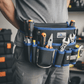 Personne portant le sac banane noir et bleu avec outils