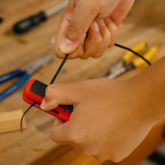 Pince a denuder cable electrique noir bricolage