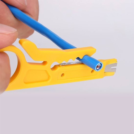 Mini pince à dénuder jaune dénudant un câble bleu