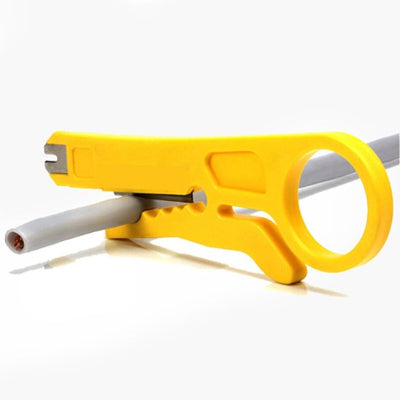 Mini pince à dénuder jaune dénudant un câble gris
