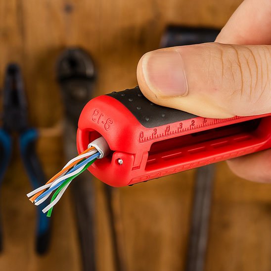 Pince a denuder cable reseau RJ45 multifilaire