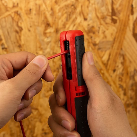Pince a denuder cable electrique rouge