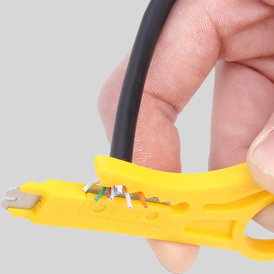  Mini pince à dénuder jaune dénudant un câble réseau noir