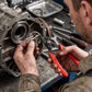 Mécanicien utilisant pince circlips sur moteur