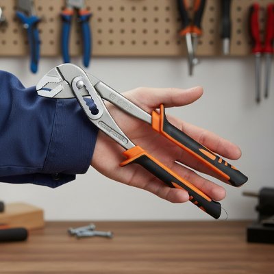 Détail des mâchoires ajustables des pinces multiprises en acier trempé