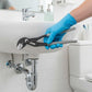 Plombier avec gants utilisant pince multiprise pour raccord sanitaire - outil ajustable polyvalent