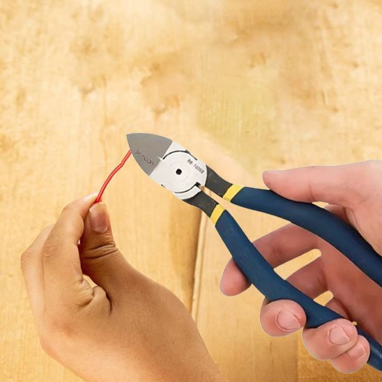  Pince coupante de précision coupant un fil électrique rouge avec poignée ergonomique bicolores
